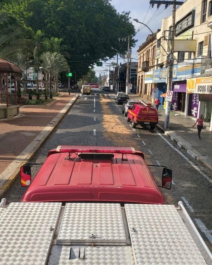 Bombeiros alertam para derramamento de óleo diesel na Conde Ribeiro do Valle, em Guaxupé