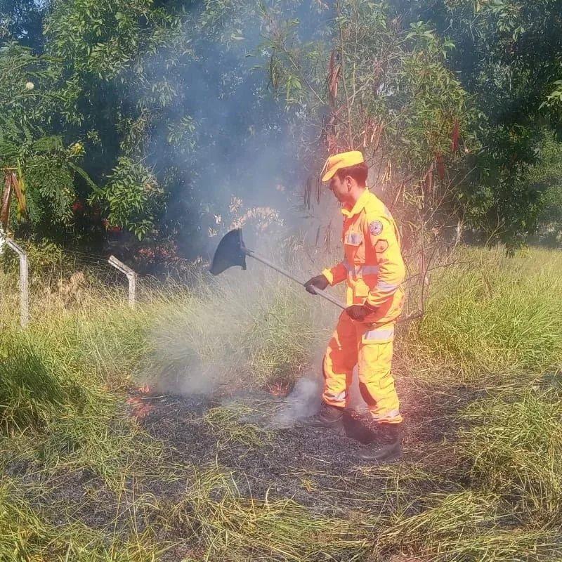 Bombeiros combatem incêndio às margens da rodovida BR-491, em Guaxupé