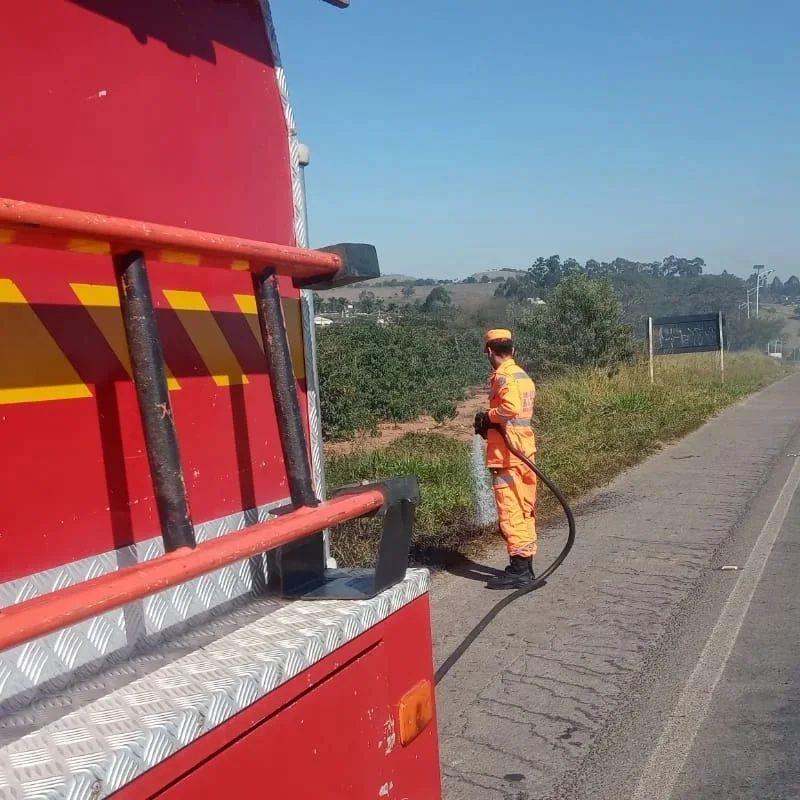 Bombeiros combatem incêndio às margens da rodovida BR-491, em Guaxupé