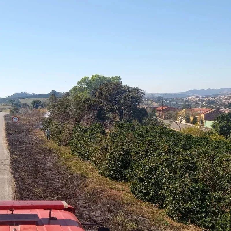 Bombeiros combatem incêndio às margens da rodovida BR-491, em Guaxupé