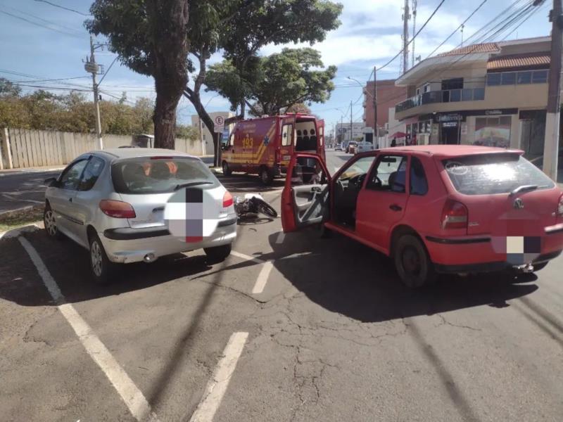 Colisão entre automóvel e motocicleta deixa condutor ferido na Avenida Dona Floriana, em Guaxupé