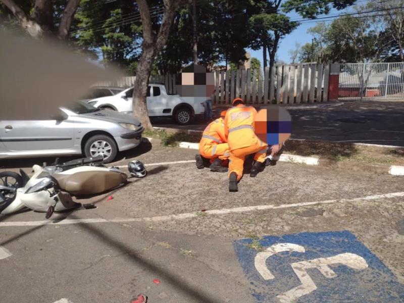 Colisão entre automóvel e motocicleta deixa condutor ferido na Avenida Dona Floriana, em Guaxupé