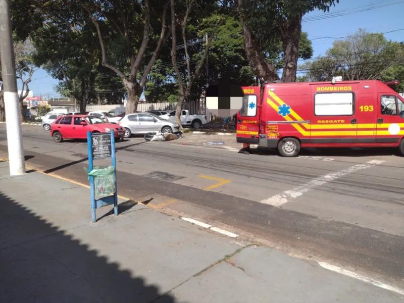 Colisão entre automóvel e motocicleta deixa condutor ferido na Avenida Dona Floriana, em Guaxupé