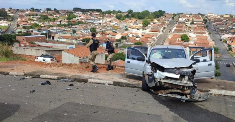 Acidente envolve dois veículos em bairro de Guaxupé