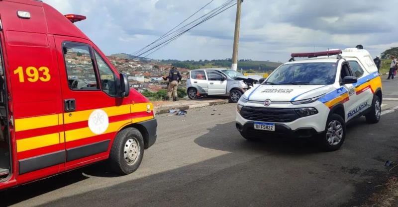 Acidente envolve dois veículos em bairro de Guaxupé