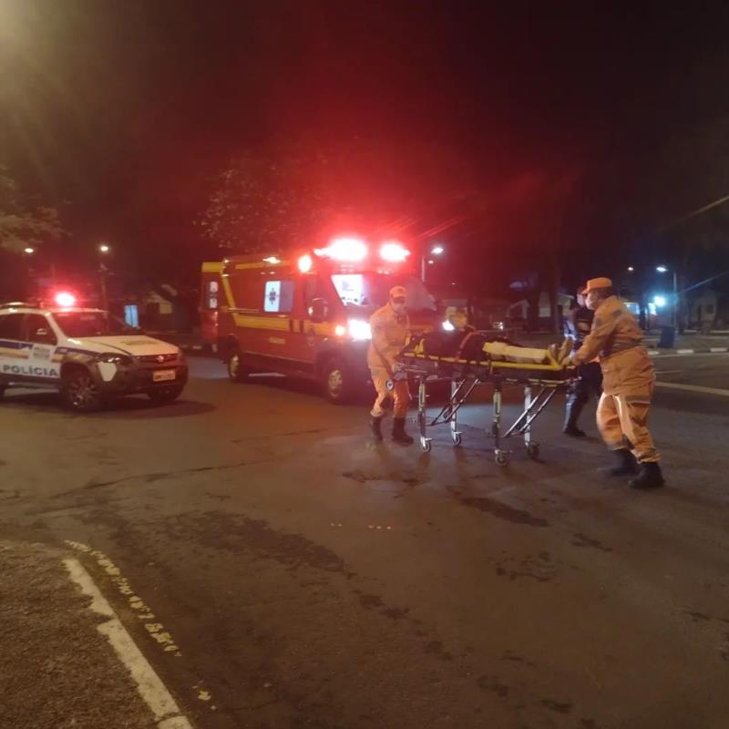 Casal fica ferido ao ser atropelado por veículo em frente ao Cemitério de Guaxupé