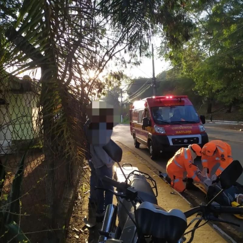 Colisão entre Pálio e motocicleta deixa condutor ferido em Guaxupé