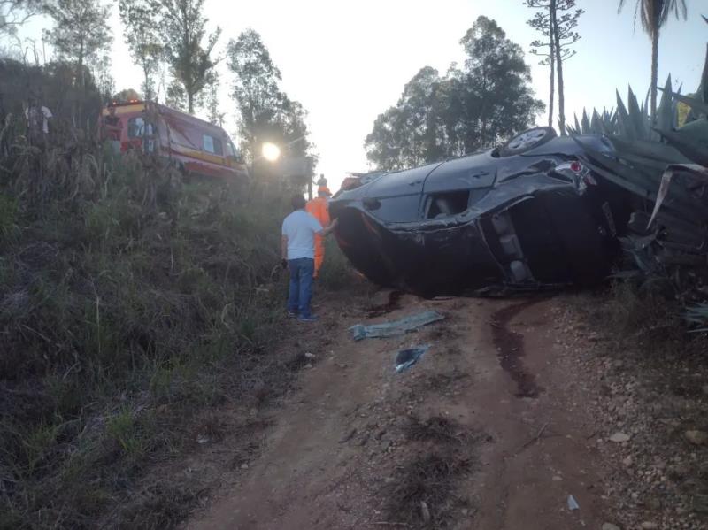 Dois veículos colidem na BR-146, próximo a Moçambo