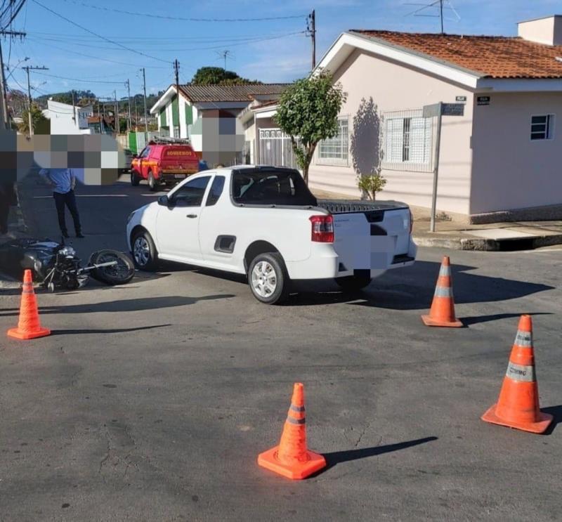 Mais um motociclista fica ferido em colisão com automóvel em Guaxupé