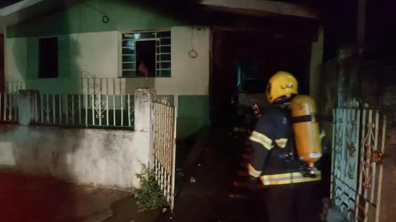 Cão acaba morrendo em incêndio de veículo na Vila Nunes, em Guaranésia