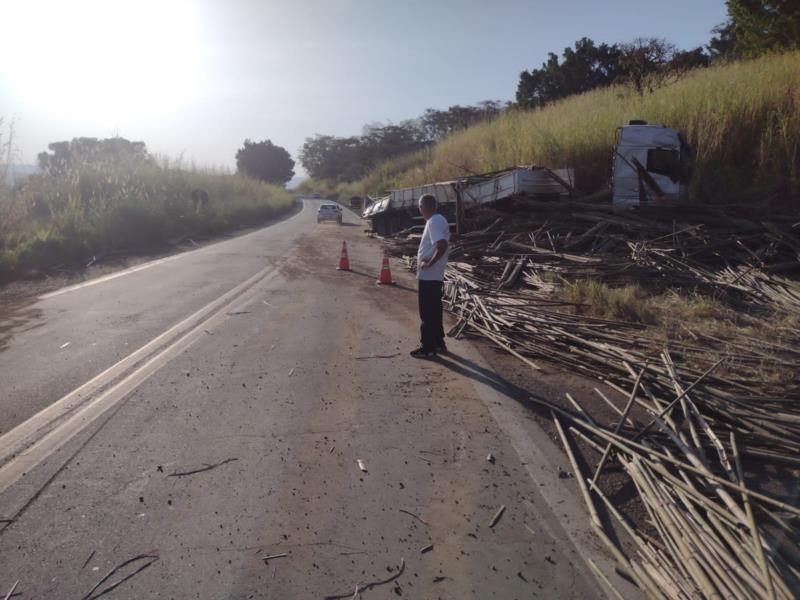 Carreta carregada com bambus tomba na BR-491, próximo a Monte Santo de Minas