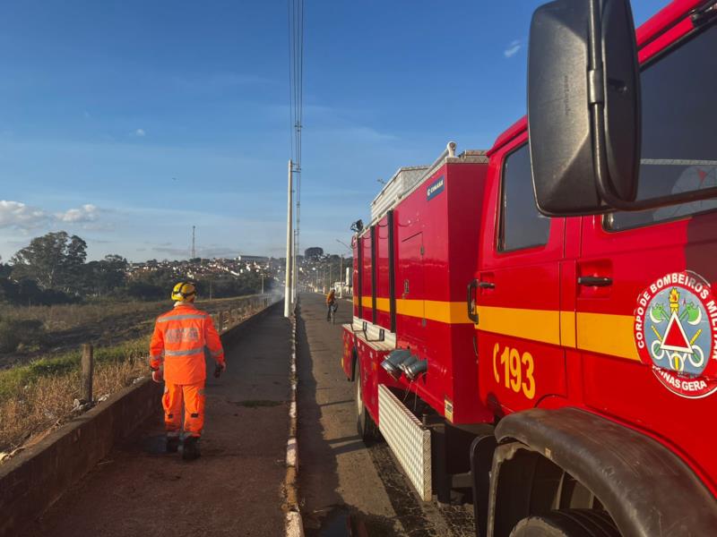 Bombeiros combatem incêndio próximo ao Mineirão, em Guaxupé