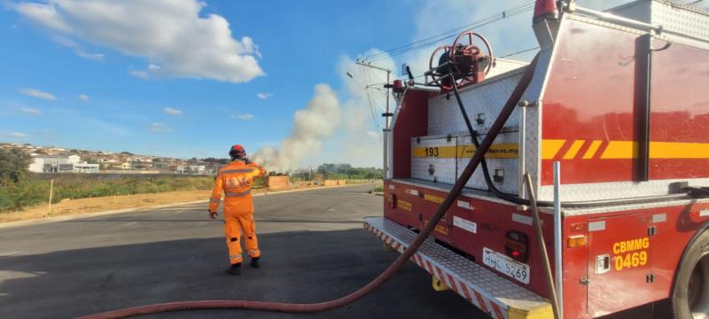 Bombeiros combatem incêndio próximo ao Mineirão, em Guaxupé