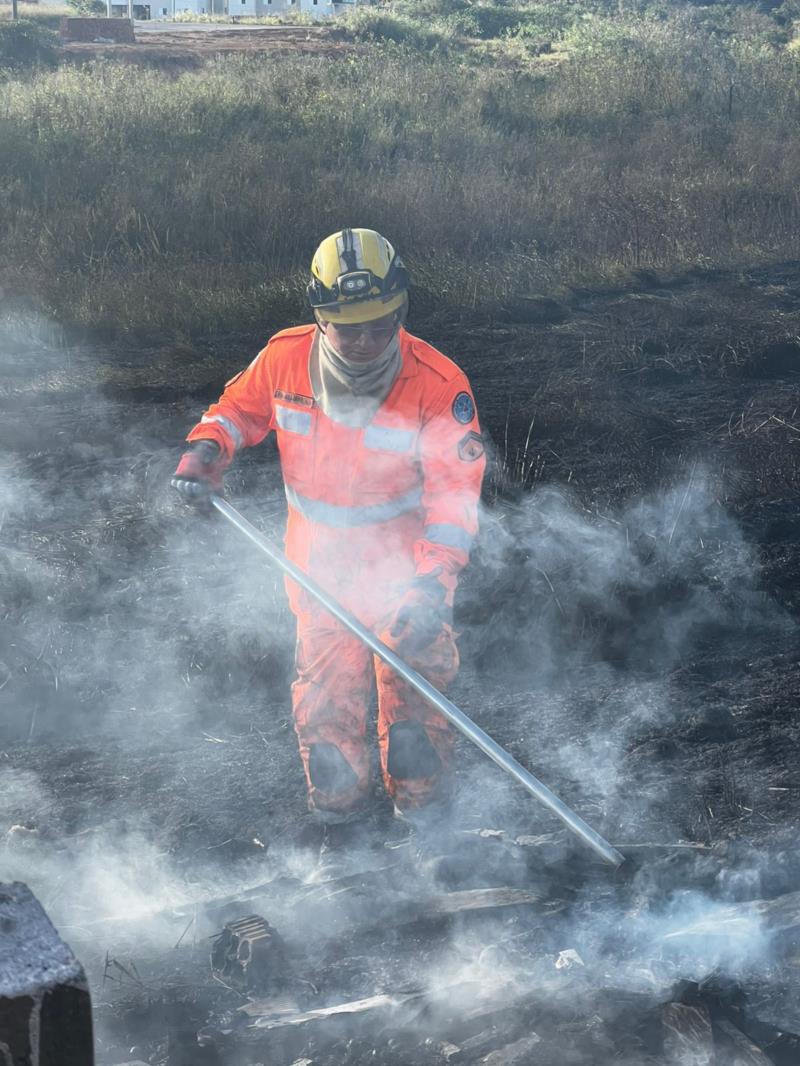 Bombeiros combatem incêndio próximo ao Mineirão, em Guaxupé