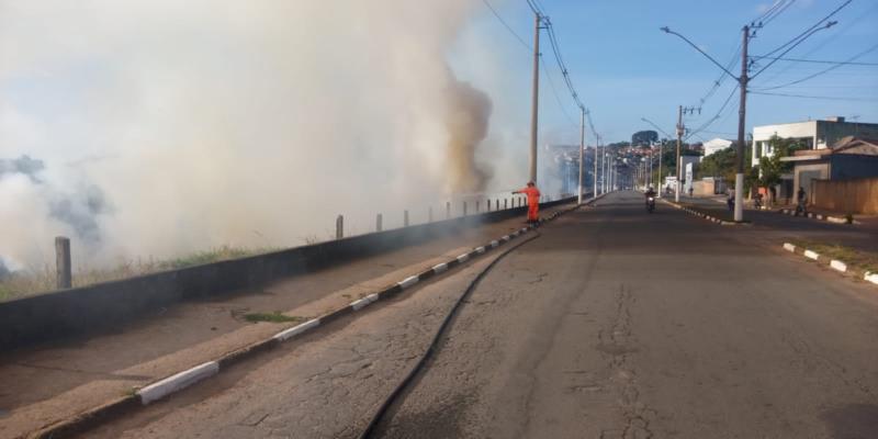 Bombeiros combatem incêndio próximo ao Mineirão, em Guaxupé