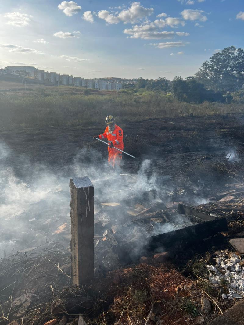 Bombeiros combatem incêndio próximo ao Mineirão, em Guaxupé