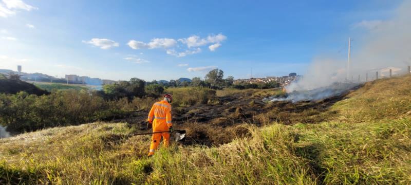 Bombeiros combatem incêndio próximo ao Mineirão, em Guaxupé