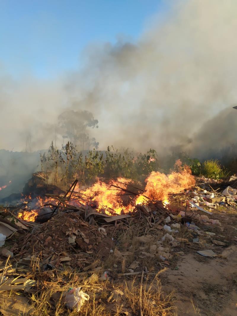 Bombeiros combatem incêndio em aterro de lixo em Muzambinho