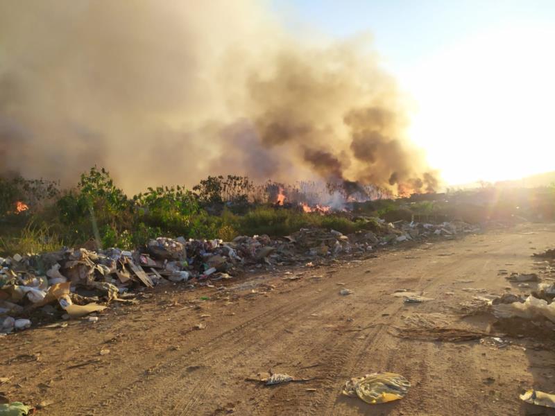 Bombeiros combatem incêndio em aterro de lixo em Muzambinho