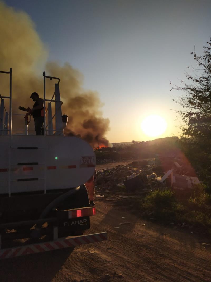 Bombeiros combatem incêndio em aterro de lixo em Muzambinho