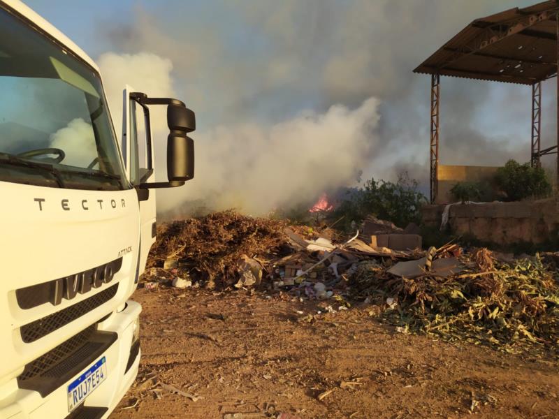 Bombeiros combatem incêndio em aterro de lixo em Muzambinho