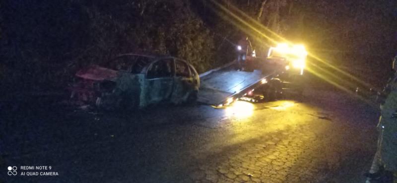 Veículo incendiado em rodovia mobiliza o Corpo de Bombeiros de Guaxupé