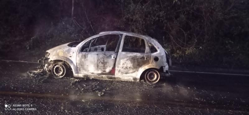 Veículo incendiado em rodovia mobiliza o Corpo de Bombeiros de Guaxupé