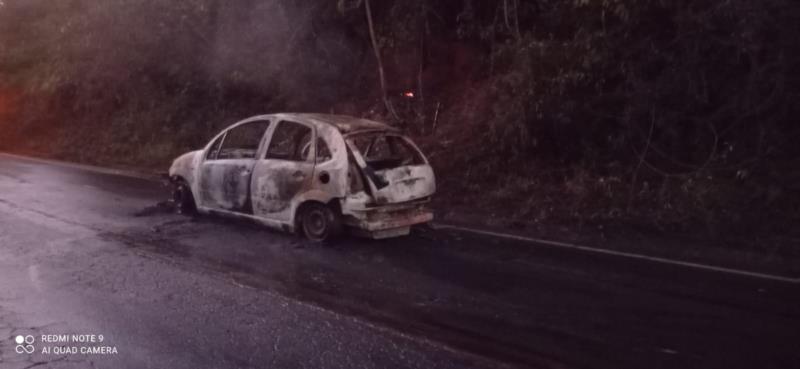 Veículo incendiado em rodovia mobiliza o Corpo de Bombeiros de Guaxupé