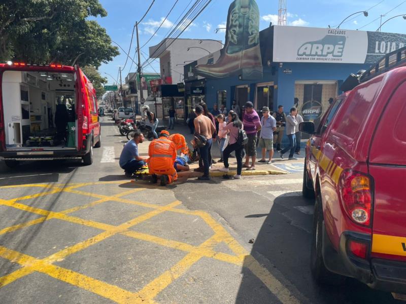 Mais uma batida entre carro e motocicleta acontece em Guaxupé