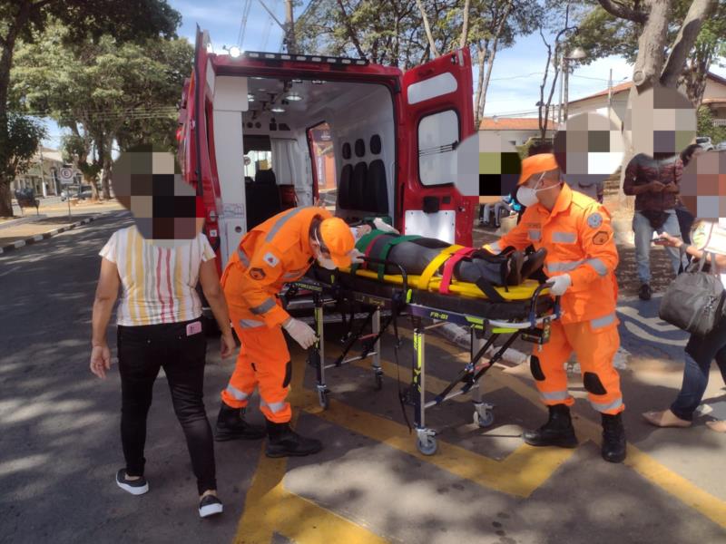 Em Guaxupé, motociclista de 59 anos fica ferida após colisão com Corolla