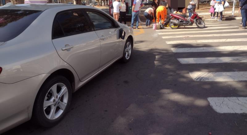 Em Guaxupé, motociclista de 59 anos fica ferida após colisão com Corolla