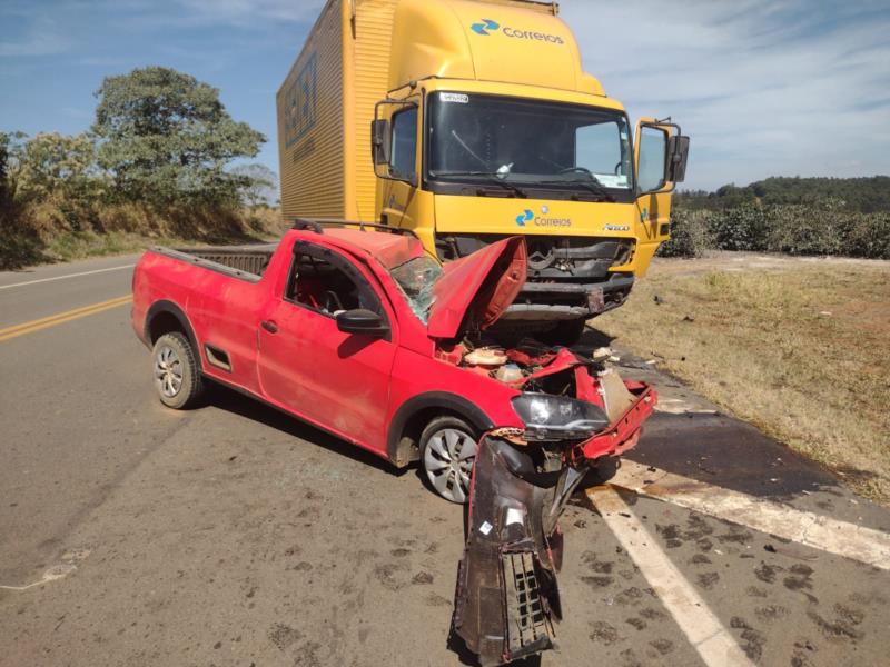 Caminhão dos Correios bate com Saveiro na BR-146, causando a morte de motorista