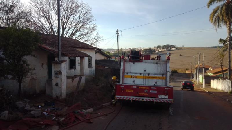 Em Guaxupé, Bombeiros combatem incêndio em residência abandonada no Jardim Santa Rosa