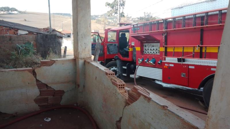 Em Guaxupé, Bombeiros combatem incêndio em residência abandonada no Jardim Santa Rosa