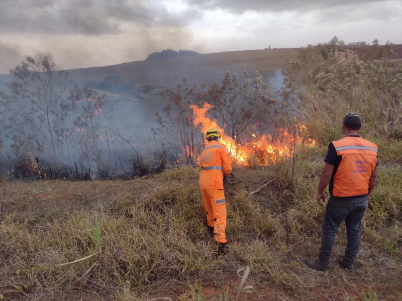 Incêndio próximo à Guaranésia mobiliza Bombeiros e Defesa Civil  