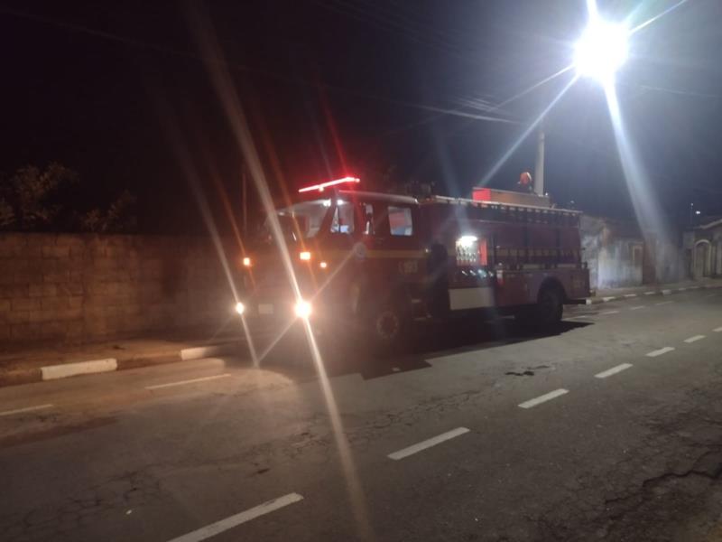 Em Guaxupé, Bombeiros combatem princípio de incêndio em casa abandonada 