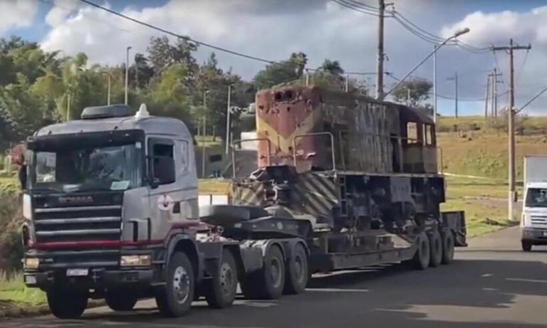 Locomotiva doada pelo Dnit, que estava em Mauá, chega em Guaranésia