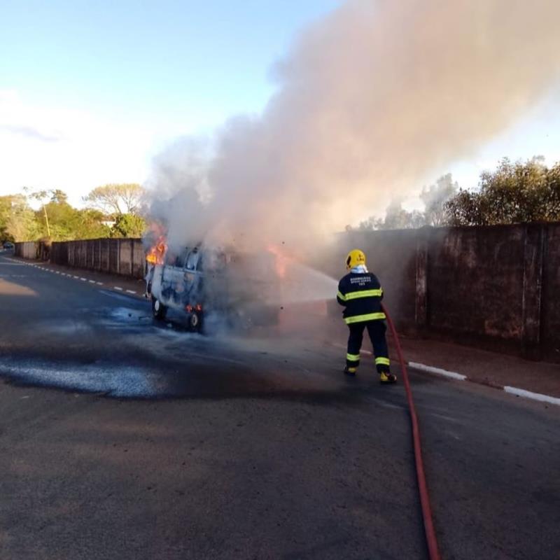 Bombeiros combatem incêndio em veículo na Avenida Felipe Elias Zeitune