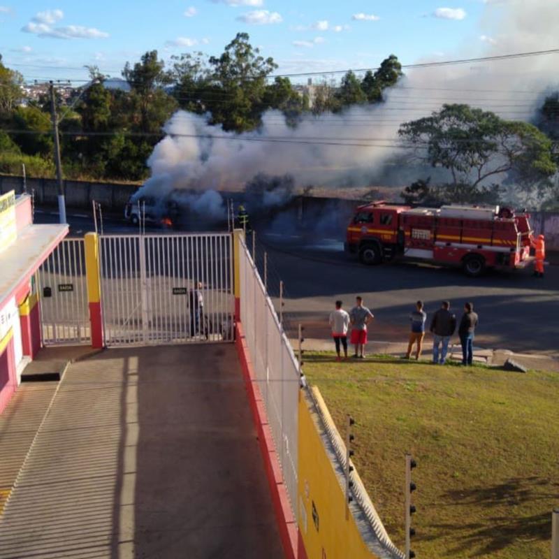 Bombeiros combatem incêndio em veículo na Avenida Felipe Elias Zeitune