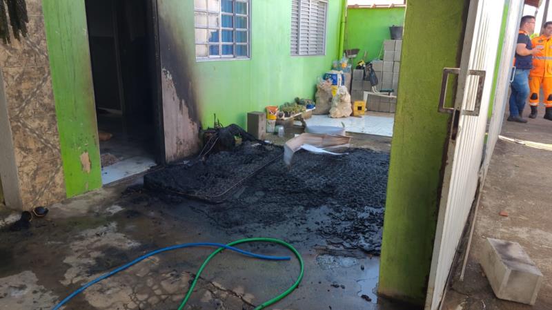 Em Muzambinho, morador ateia fogo em colchões e incendeia a própria casa 