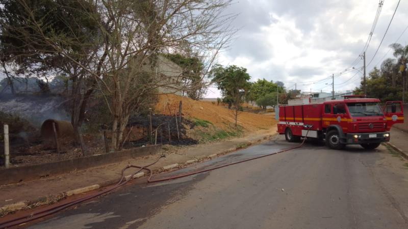 Bombeiros gastam cerca de três horas e três mil litros de água para combater incêndio em bambuzais 