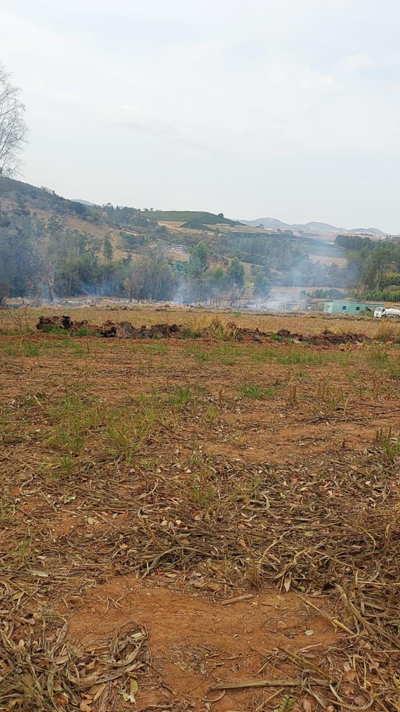 Bombeiros, Defesa Civil e sitiantes locais combatem incêndio na fazenda Varjão, em Guaranésia 