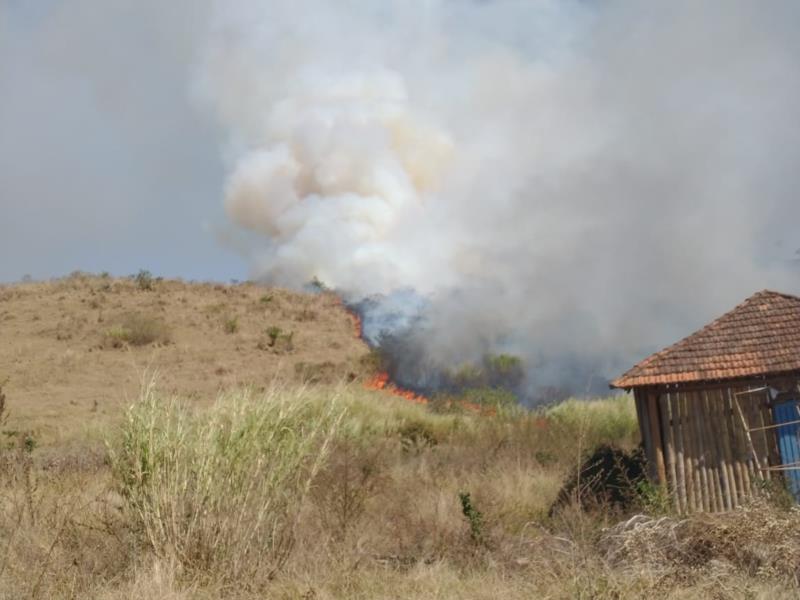 Em Guaranésia, proprietário ateia fogo em chácara e recebe voz de prisão dos bombeiros 