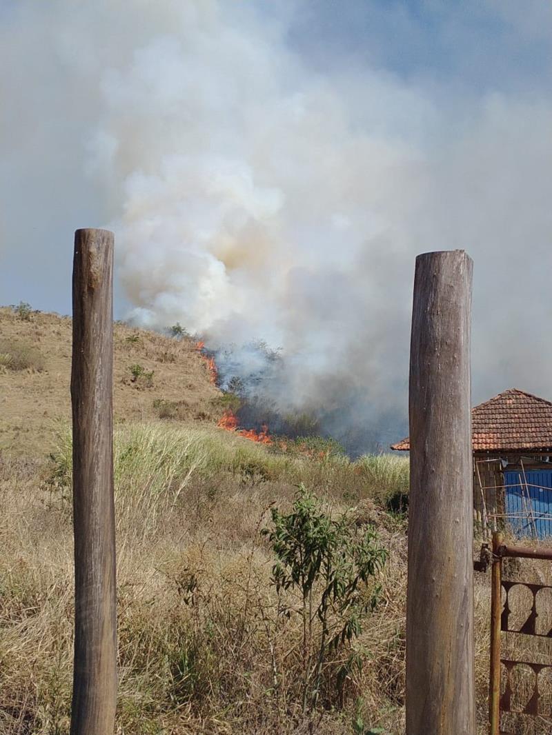 Em Guaranésia, proprietário ateia fogo em chácara e recebe voz de prisão dos bombeiros 