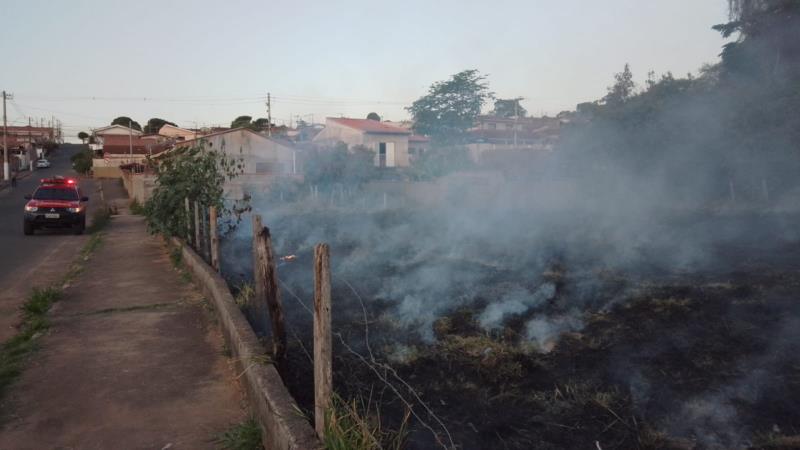 Bombeiros combatem incêndio em vegetação na Vila Campanha pela segunda vez na semana 