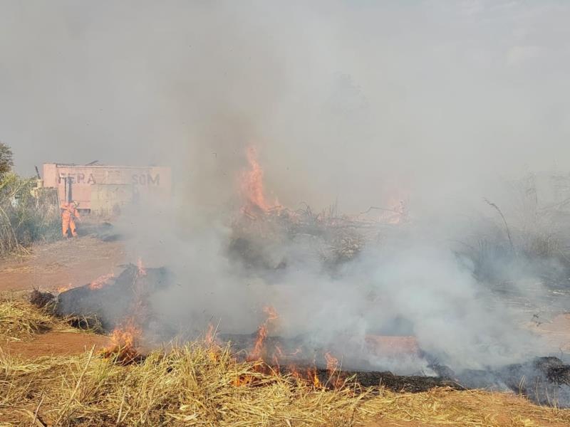 Bombeiros não estão dando conta de apagar tantos incêndios em Guaxupé e região 