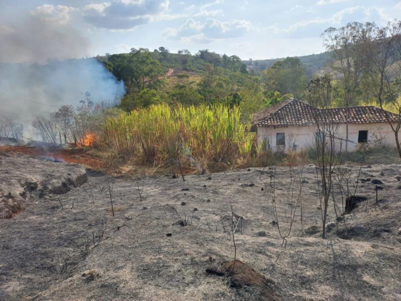 Dois incêndios de grandes proporções destruíram quase 80 hectares de vegetação em Guaxupé e São Pedro da União 