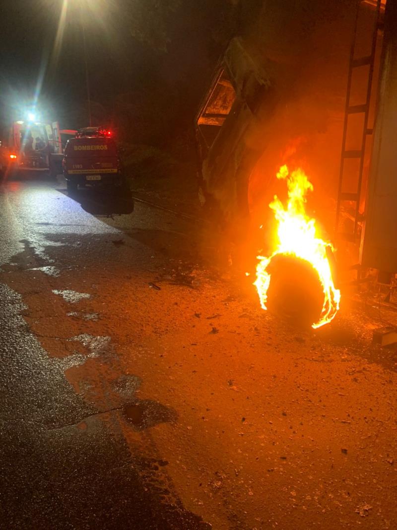 Caminhão incendeia-se próximo a Muzambinho 