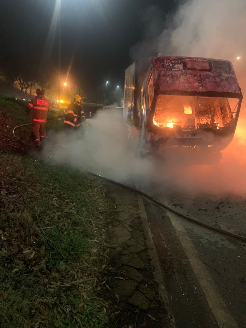 Caminhão incendeia-se próximo a Muzambinho 