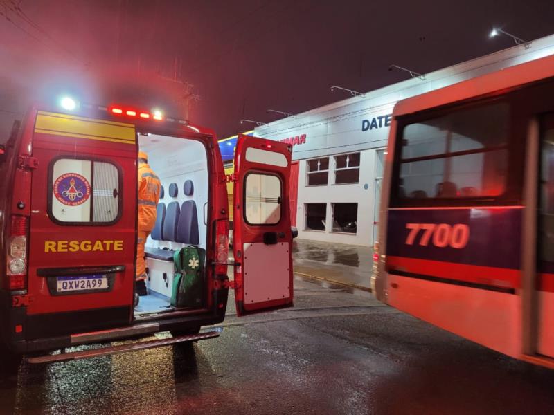 Bombeiros socorrem idoso que caiu da bicicleta 